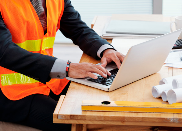 Ingeniero Industrial y de Sistemas trabajando