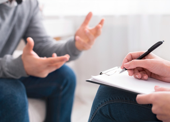 Paciente conversando con un psicólogo durante una sesión