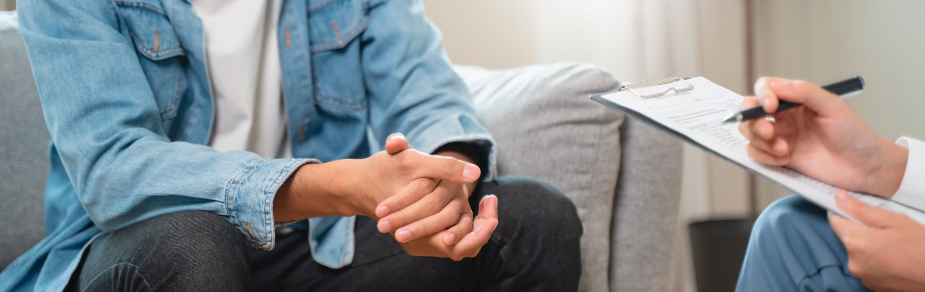Paciente conversando con un psicólogo durante una sesión