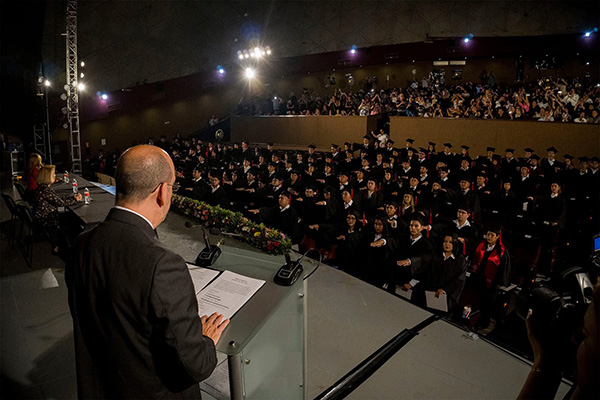 Rector - Héctor Sepúlveda con graduados
