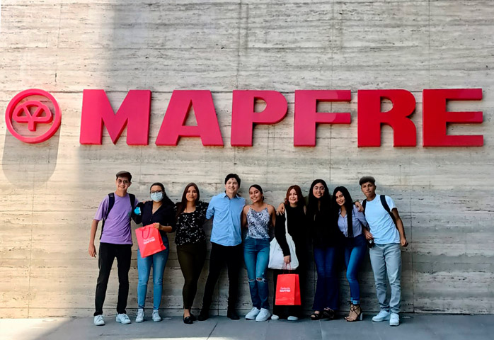Alumnos participan en simulador de negocios