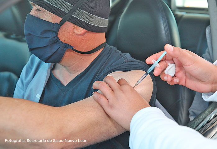 Regios acuden a módulos drive thru a aplicarse vacuna contra la influenza