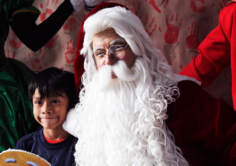 Estudiantes de Administración de Empresas adelantan la Navidad a niños