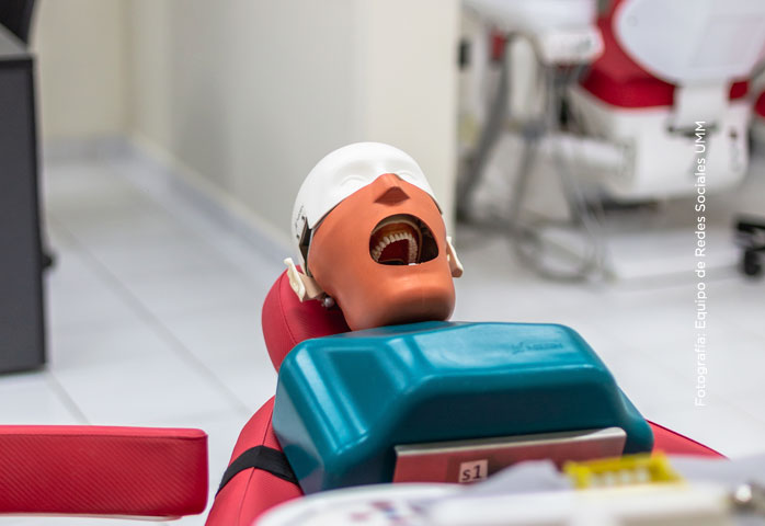 Simuladores dentales para estudiantes de Cirujano Dentista