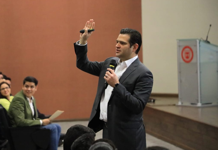 Comparte Francisco Cienfuegos con estudiantes de la UMM, propuestas para frenar la contaminación
