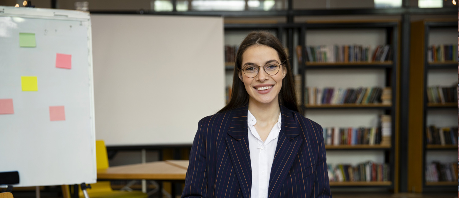 Si buscas un horario flexible para estudiar, conoce el plan de estudios de LAE En Línea de la UMM.